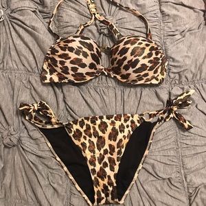 Victoria’s Secret bombshell bikini set